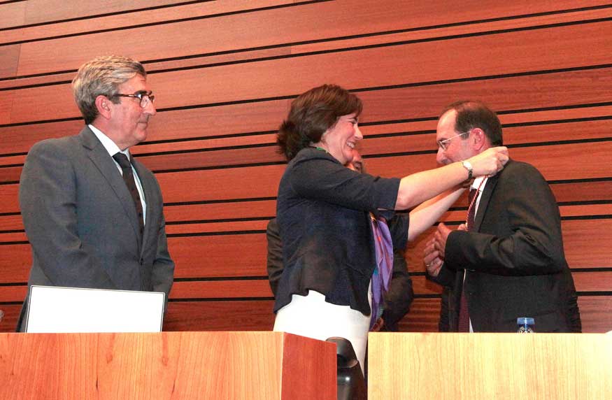Octavio Cantalejo recibe la medalla como procurador en las Cortes de Castilla y León,