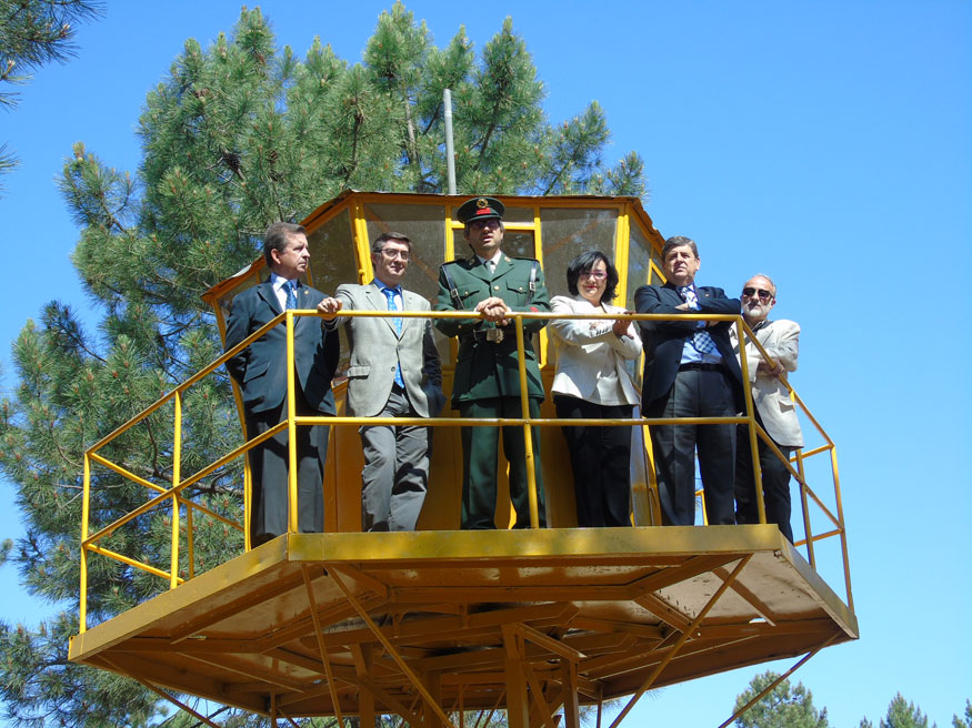 El Director General del Medio Natural, José Carlos Arranz, y Juan Carlos Álvarez, han inaugurado el museo desde una antigua torre de vigilancia forestal.
