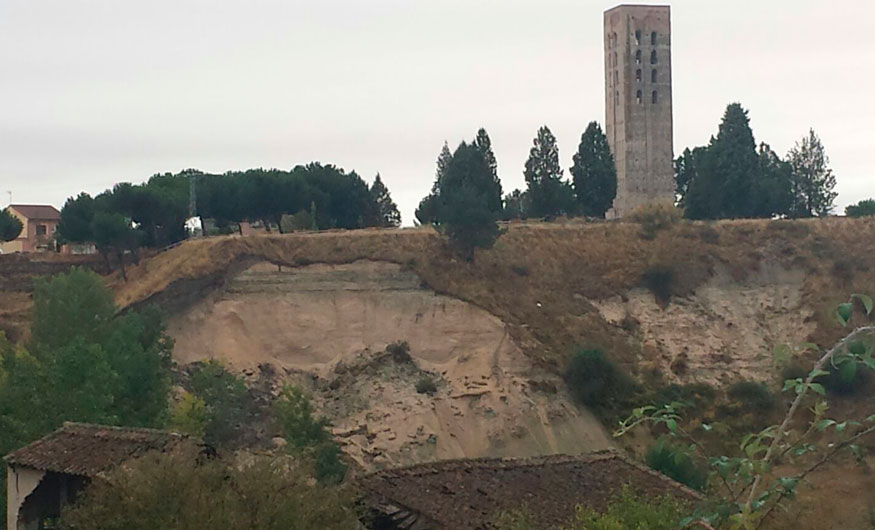 El derrumbe del talud está muy próximo a la torre de San Nicolás.