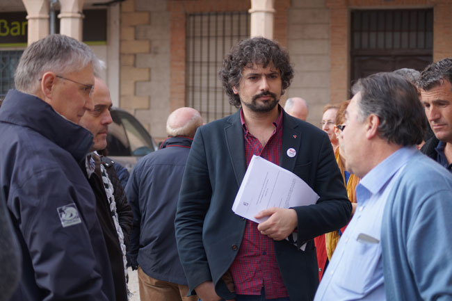 El alcalde de Fuentepelayo, Daniel Lopez en el breve encuentro que mantuvo con Sarrión.