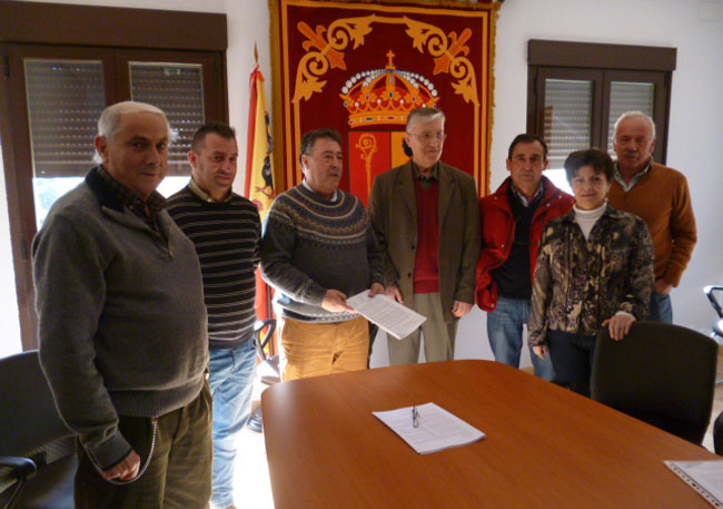 Una representación de los vecinos haciendo entrega de las firmas al alcalde de Fuentepelayo.