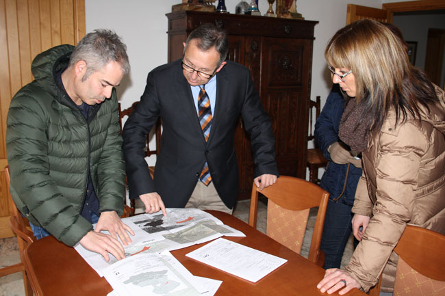 Javier López Escobar viendo con la alcaldesa de Vallelado los planos del polígono.