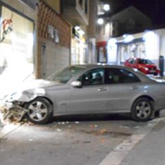 Un coche se empotra contra un escaparate en pleno centro de Cuéllar