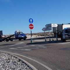Colisión entre un turismo y un camión en el cruce de la carretera de Peñafiel