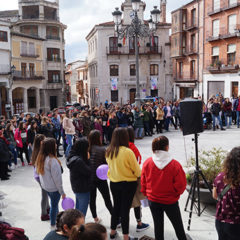 300 mujeres se concentran en la plaza Mayor de Cuéllar en la huelga feminista