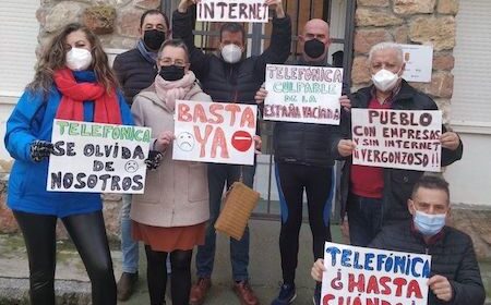 Vecinos y colectivos de Fuentepelayo reclaman restaurar la conexión a internet