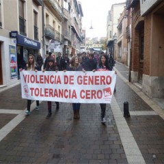 Un centenar de personas contra la violencia de género