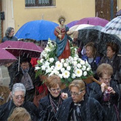 Santa Águeda, entre paraguas, manteos y abrigos de visón