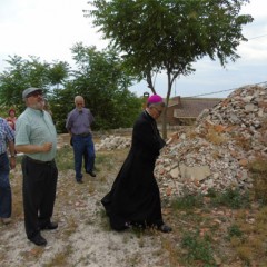 El Obispo visitó las ruinas de la iglesia de Fuentes de Cuéllar