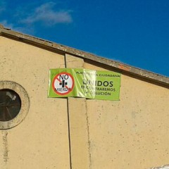 La Plataforma No mas Mierda instala tres pancartas en el recinto ferial de Fuentepelayo