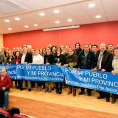 Los populares en Gomezserracín, en su campaña en defensa de las Diputaciones