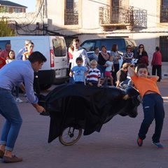 En Cabezuela enseñando a hacer «recortes» en la plaza del pueblo