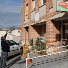 López-Escobar se interesa por los daños del centro de salud de Carbonero