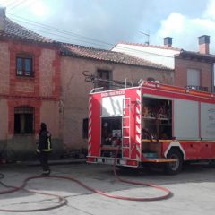Los bomberos de Cuéllar apagan dos incendios en casas de Lastras de Cuéllar y Cozuelos de Fuentidueña