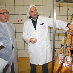 Montenevado produce 12.000 jamones curados a la semana
