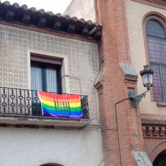 Los ayuntamientos de Coca y Cuéllar ondean la bandera arco iris en el Día del Orgullo Gay