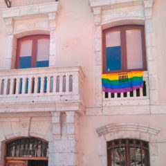 Queman la bandera arco iris de la fachada del ayuntamiento de Cuéllar