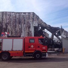 Un incendio destruye una nave de reciclaje de residuos en Pedrajas de San Esteban