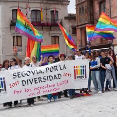 El colectivo LGTBI enarbola la bandera arco iris en Cuéllar
