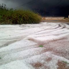Una fuerte tormenta de granizo cubre de blanco las calles de La Nava