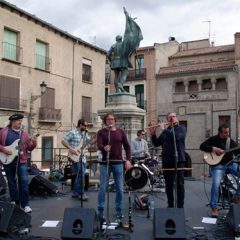 Concierto vibrante de Pepe Colás y Los Punkifolkis en el Folk Segovia