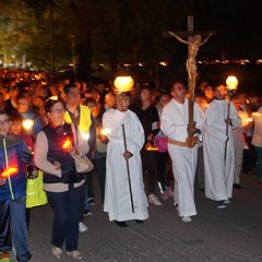 El Rosario de las antorchas reunió a 2.000 fieles en la víspera de la romería del Henar