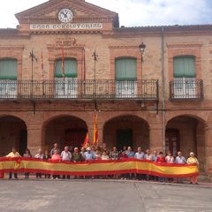 30 vecinos de Lastras de Cuéllar salen en defensa de la unidad de España