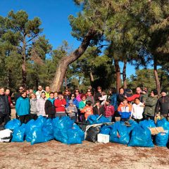 30 vecinos de Coca retiran las basuras acumuladas en el pinar del Cantosal