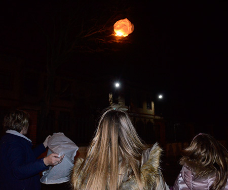 Los farolillos solidarios iluminaron el cielo de Cantalejo