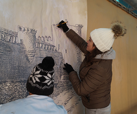 Pintando al fresco el muro de los altos del castillo