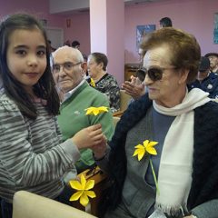 Los alumnos de San Gil regalan flores en el Día de la Paz