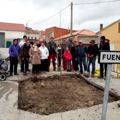 Los vecinos plantan un nuevo olmo en Fuentesauco de Fuentidueña