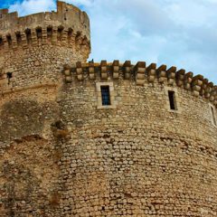 Pequeños desprendimientos «alertan» del mal estado de la fachada oeste del castillo
