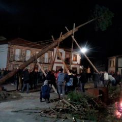 Fieles a la tradición «subida del mayo» en Zarzuela del Pinar