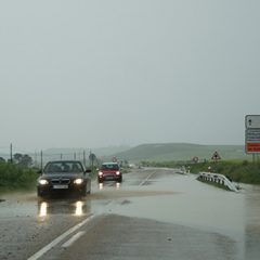 Una fuerte tormenta inunda las calles y tramos de la SG-205 en Cuéllar