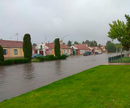 Quejas de los vecinos del barrio de San Gil por las inundaciones