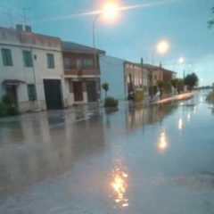 Una fuerte tormenta de agua y granizo inunda las calles de Vallelado