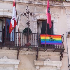 La bandera Gay cuelga este año «más alta» en el ayuntamiento de Cuéllar