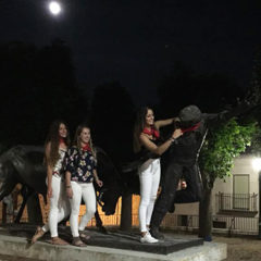 Pañuelos rojos y visita a las peñas para empezar las fiestas