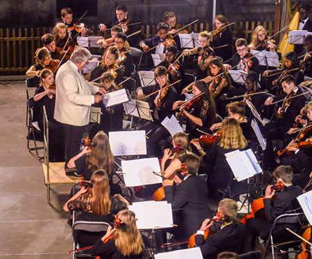 La Suffolk Youth Orchestra «contra el viento» en su concierto de Cuéllar