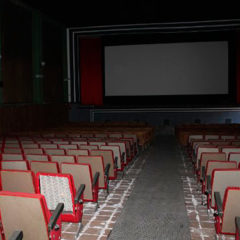 La Corporación de Nava pone a la venta las antiguas butacas del Frontón Cinema