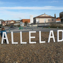 Llamativo letrero para dar la bienvenida a Vallelado