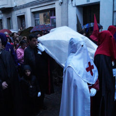 La lluvia obliga a interrumpir el Vía Crucis en Cuéllar