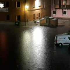 En Fuentepelayo la plaza de la Fuente «inundada» tras la tormenta
