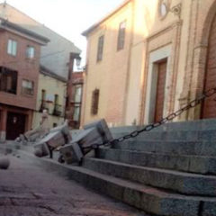Tiran las pilastras de piedra del entorno de la iglesia de Carbonero el Mayor
