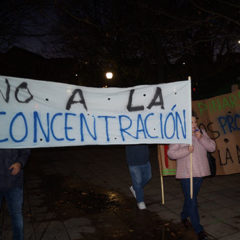 Protesta de vecinos de Gomezserracín en la visita de Fernández Mañueco a Cuéllar