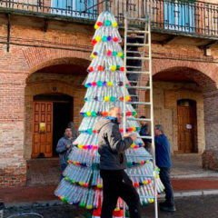 Árbol navideño con «botellas de agua» en Lastras de Cuéllar