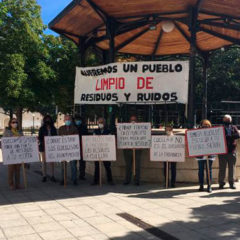Protesta de vecinos de Escarabajosa en Cuéllar: Queremos ‘un pueblo limpio de residuos y ruidos’