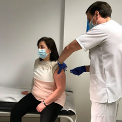La enfermera Raquel Santos, primera en recibir la vacuna frente a la Covid-19 en Segovia