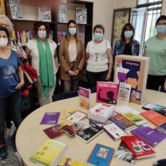 CCOO realiza una donación de libros al espacio de género de la biblioteca de Cuéllar